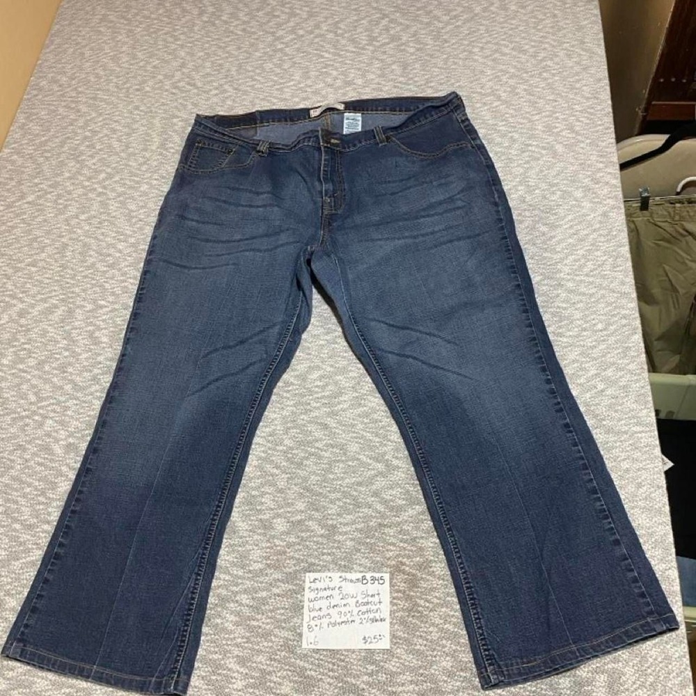 Levi's Signature Blue  Bootcut Jeans Women 20W Short. SKU-B345